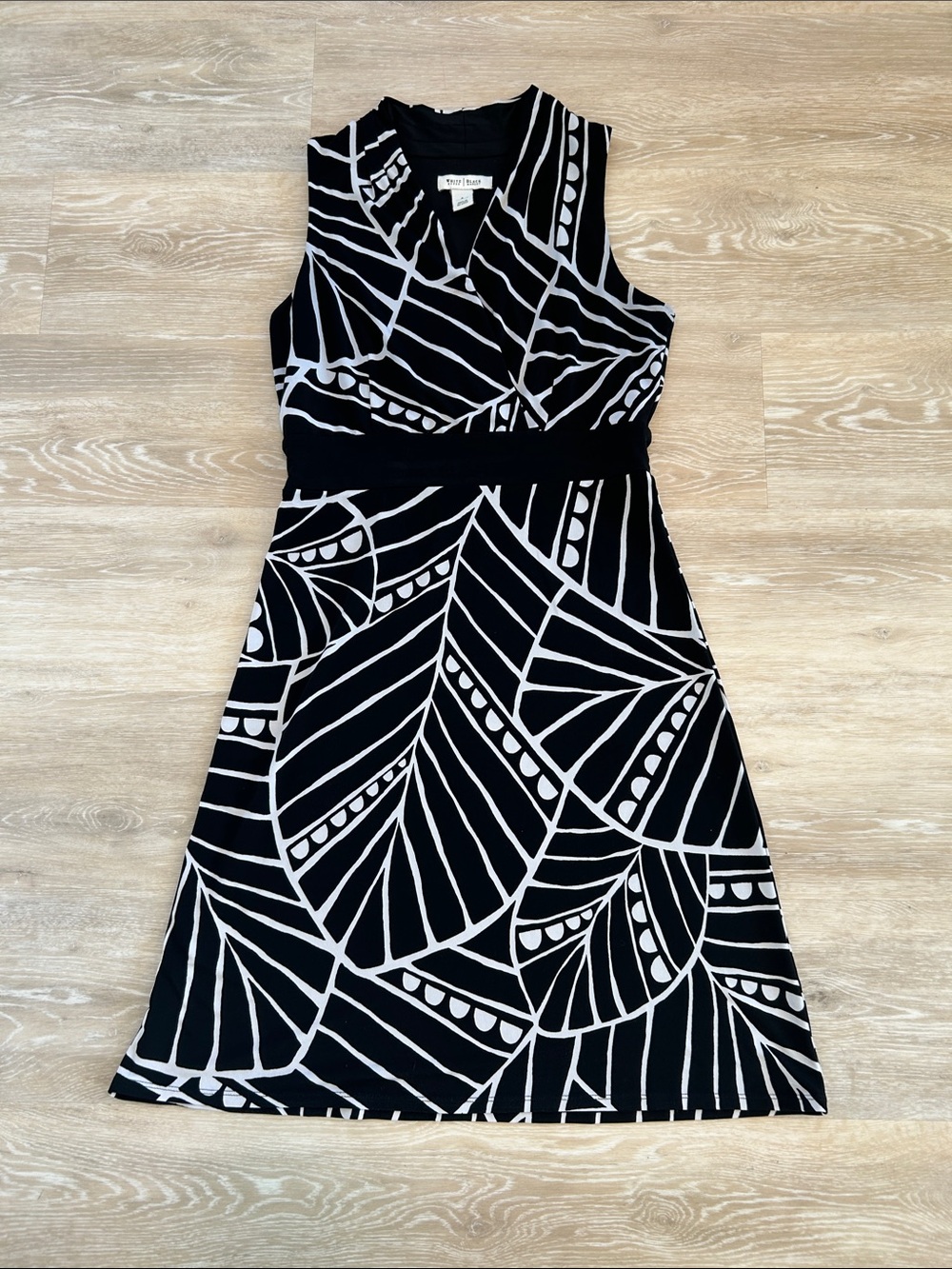 White House Black Market Black & White Graphic V‑Neck Midi Dress